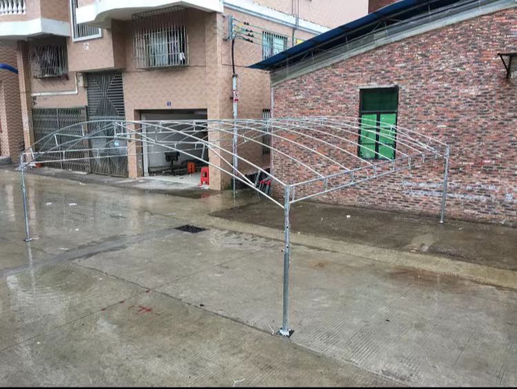 　　侧立伞和酒席篷